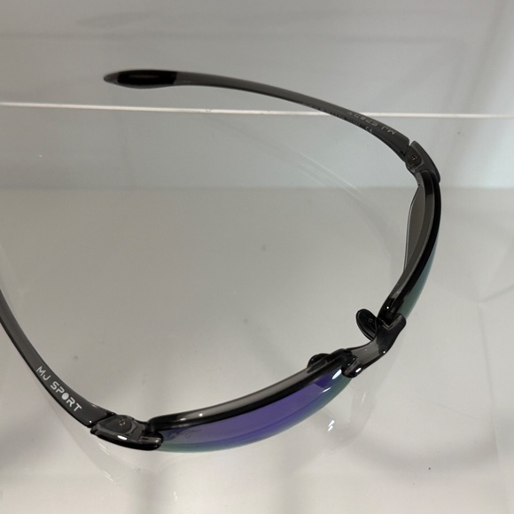 Maui Jim HO'OKIPA - Translucent Smoke Grey Frame w/ Blue Hawaii Lens - Picture 8 of 10